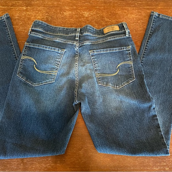 Women’s Medium Wash Signature by Levi Strauss Jeans - Picture 2 of 7